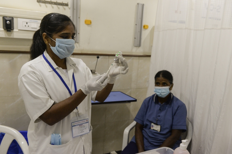 Governo indiano planeja imunizar 30 milhões de médicos, enfermeiros e outros trabalhadores da linha de frente