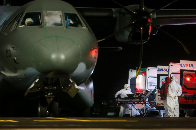 Pacientes foram transferidos diretamente do avião da FAB para ambulâncias e levados para hospitais na capital e em Canoas