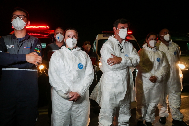 {'nm_midia_inter_thumb1':'https://www.jornaldocomercio.com/_midias/jpg/2021/01/27/206x137/1_50880378891_e777e5c61a_k-9238102.jpg', 'id_midia_tipo':'2', 'id_tetag_galer':'', 'id_midia':'60114f42913fd', 'cd_midia':9238102, 'ds_midia_link': 'https://www.jornaldocomercio.com/_midias/jpg/2021/01/27/50880378891_e777e5c61a_k-9238102.jpg', 'ds_midia': 'Estado recebe primeiros nove pacientes com Covid de Rondônia', 'ds_midia_credi': 'Felipe Dalla Valle/ Palácio Piratini/Divulgação/JC', 'ds_midia_titlo': 'Estado recebe primeiros nove pacientes com Covid de Rondônia', 'cd_tetag': '1', 'cd_midia_w': '800', 'cd_midia_h': '533', 'align': 'Left'}