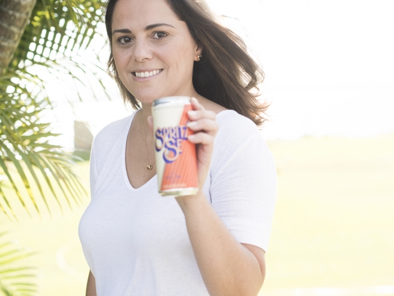 Leticia Loeff, s&oacute;cia da Spritzse, trouxe a ideia das bebidas em lata dos Estados Unidos e da Europa Foto: RAUL KREBS/DIVULGA&Ccedil;&Atilde;O/JC