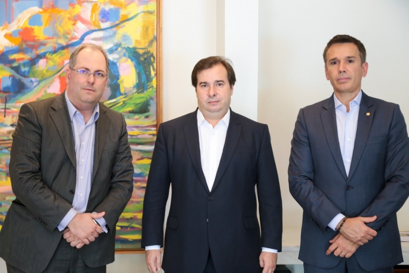 {'nm_midia_inter_thumb1':'https://www.jornaldocomercio.com/_midias/jpg/2021/01/27/206x137/1_divulgacao_doreni_maia_felipe_001-9238856.jpg', 'id_midia_tipo':'2', 'id_tetag_galer':'', 'id_midia':'6011be074ba07', 'cd_midia':9238856, 'ds_midia_link': 'https://www.jornaldocomercio.com/_midias/jpg/2021/01/27/divulgacao_doreni_maia_felipe_001-9238856.jpg', 'ds_midia': 'Presidente da Abrape, Doreni Caramori Júnior, presidente da Câmara Rodrigo Maia, e deputado Felipe Carreras.', 'ds_midia_credi': 'ABRAPE/DIVULGAÇÃO/JC', 'ds_midia_titlo': 'Presidente da Abrape, Doreni Caramori Júnior, presidente da Câmara Rodrigo Maia, e deputado Felipe Carreras.', 'cd_tetag': '1', 'cd_midia_w': '800', 'cd_midia_h': '533', 'align': 'Left'}