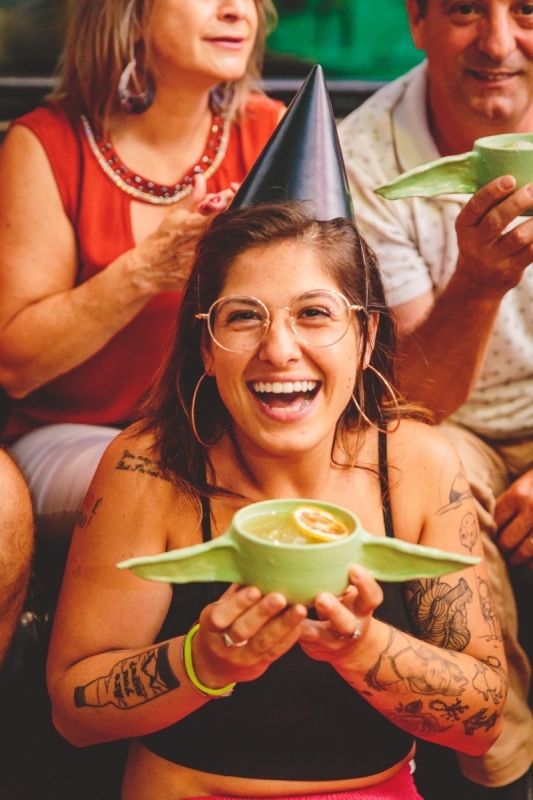 Taiane Panizzi, uma das s&oacute;cias do Spoiler com o Drink Baby Yoda Foto: divulga&ccedil;&atilde;o/arquivo pessoal/jc