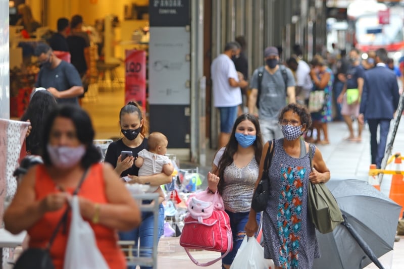 {'nm_midia_inter_thumb1':'https://www.jornaldocomercio.com/_midias/jpg/2021/01/27/206x137/1_lp_270121___movimento_centro__17_-9238301.jpg', 'id_midia_tipo':'2', 'id_tetag_galer':'', 'id_midia':'6011856c9828e', 'cd_midia':9238301, 'ds_midia_link': 'https://www.jornaldocomercio.com/_midias/jpg/2021/01/27/lp_270121___movimento_centro__17_-9238301.jpg', 'ds_midia': 'Fotos de pessoas na rua com e sem máscara - pandemia - novo corona vírus - distanciamento - comércio - Porto Alegre - saúde', 'ds_midia_credi': 'LUIZA PRADO/JC', 'ds_midia_titlo': 'Fotos de pessoas na rua com e sem máscara - pandemia - novo corona vírus - distanciamento - comércio - Porto Alegre - saúde', 'cd_tetag': '1', 'cd_midia_w': '800', 'cd_midia_h': '533', 'align': 'Left'}