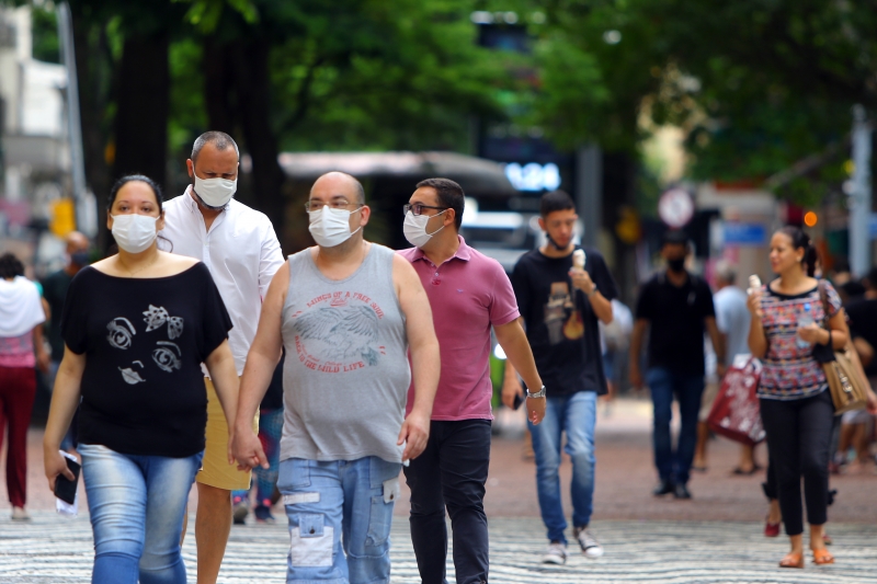 Defendida por gestores, liberação de máscaras é considerada prematura pela comunidade científica