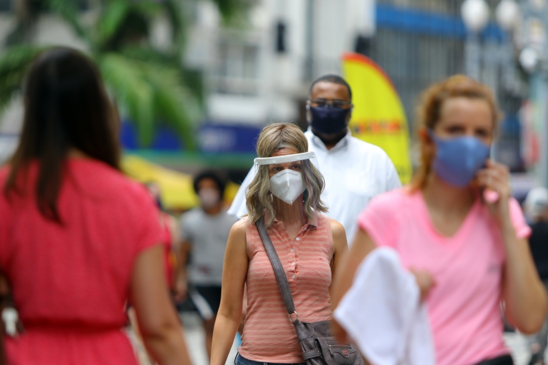 Fotos de pessoas na rua com e sem máscara - pandemia - novo corona vírus - distanciamento - comércio - Porto Alegre - saúde