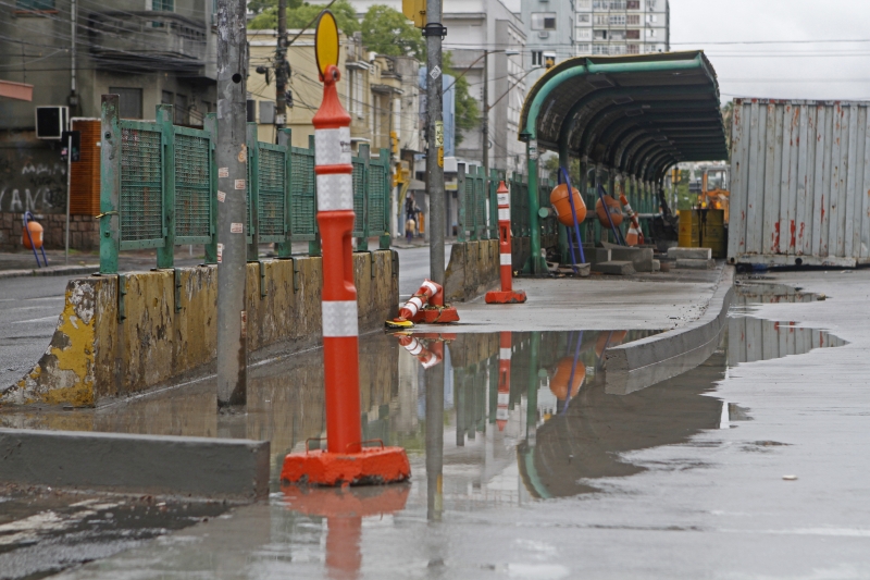 {'nm_midia_inter_thumb1':'https://www.jornaldocomercio.com/_midias/jpg/2021/01/27/206x137/1_ma_270121___chuva__5_-9238896.jpg', 'id_midia_tipo':'2', 'id_tetag_galer':'', 'id_midia':'6011d0cc8dcec', 'cd_midia':9238896, 'ds_midia_link': 'https://www.jornaldocomercio.com/_midias/jpg/2021/01/27/ma_270121___chuva__5_-9238896.jpg', 'ds_midia': 'Chuva forte na tarde de terça-feira causa alagamentos na região central de Porto Alegre.', 'ds_midia_credi': 'MARIANA ALVES/JC', 'ds_midia_titlo': 'Chuva forte na tarde de terça-feira causa alagamentos na região central de Porto Alegre.', 'cd_tetag': '1', 'cd_midia_w': '800', 'cd_midia_h': '533', 'align': 'Left'}