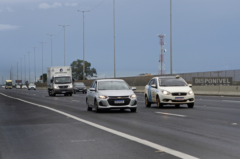 Enquanto o acostamento estiver liberado, será proibido nele parar ou estacionar