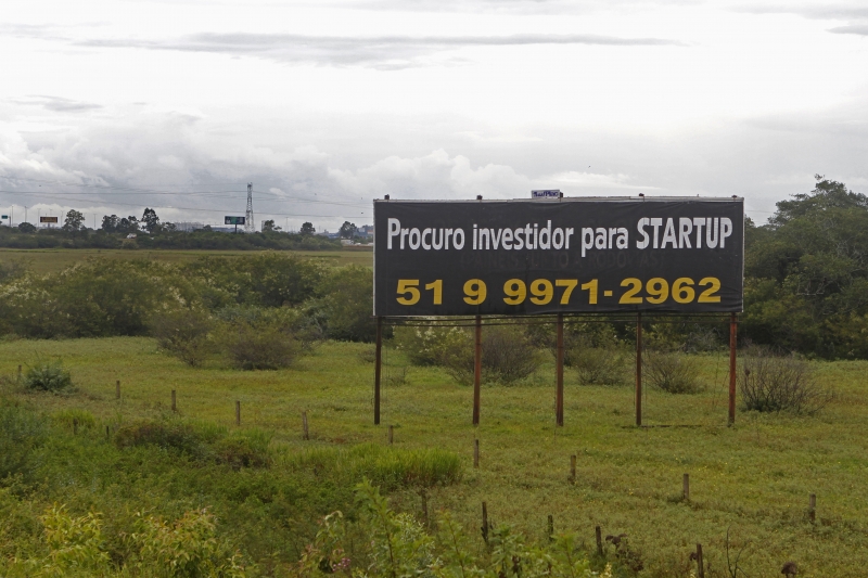 Mensagem fica quase na entrada da Capital, do lado direito da estrada para quem volta do Litoral Foto: MARIANA ALVES/JC