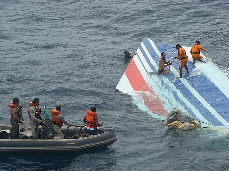 Em 2009, um avião que viajava entre o Rio de Janeiro e Paris caiu e matou toda a tripulação