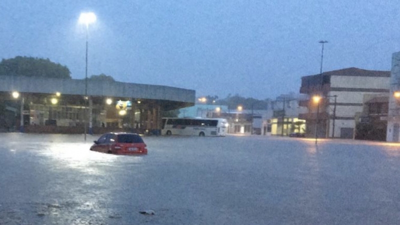 {'nm_midia_inter_thumb1':'https://www.jornaldocomercio.com/_midias/jpg/2021/01/28/206x137/1_santa_cruz-9240483.jpg', 'id_midia_tipo':'2', 'id_tetag_galer':'', 'id_midia':'6013656238e8c', 'cd_midia':9240483, 'ds_midia_link': 'https://www.jornaldocomercio.com/_midias/jpg/2021/01/28/santa_cruz-9240483.jpg', 'ds_midia': 'Santa Cruz do Sul - enxurrada - chuvas - alagamentos - imagem de carros quase submersos na rodovi&aacute;ria - clima', 'ds_midia_credi': 'METSUL/DIVULGA&Ccedil;&Atilde;O/JC', 'ds_midia_titlo': 'Santa Cruz do Sul - enxurrada - chuvas - alagamentos - imagem de carros quase submersos na rodovi&aacute;ria - clima', 'cd_tetag': '1', 'cd_midia_w': '800', 'cd_midia_h': '449', 'align': 'Left'}