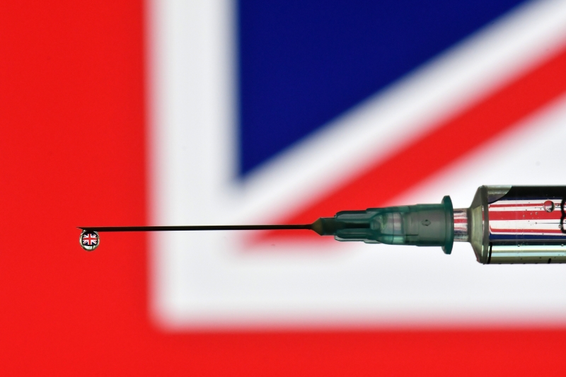 Só com as três vacinas já em uso, o governo britânico já garantiu 157 milhões de doses, mais do que a população total, de 66,7 milhões
