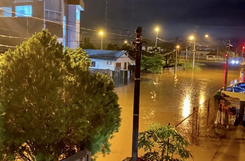Em menos de uma hora de chuva, ruas e avenidas em diversos pontos da cidade ficaram sob água