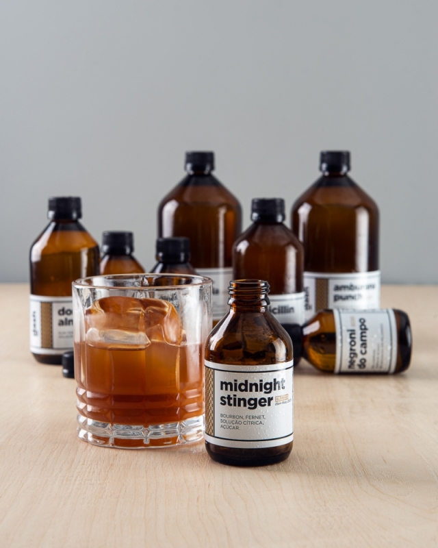 O clube de assinatura da Dash Drinks entrega, mensalmente, quatro drinks diferentes na casa dos clientes Foto: Manoela Trava Dutra/DashDrinks/Divulga&ccedil;&atilde;o/JC