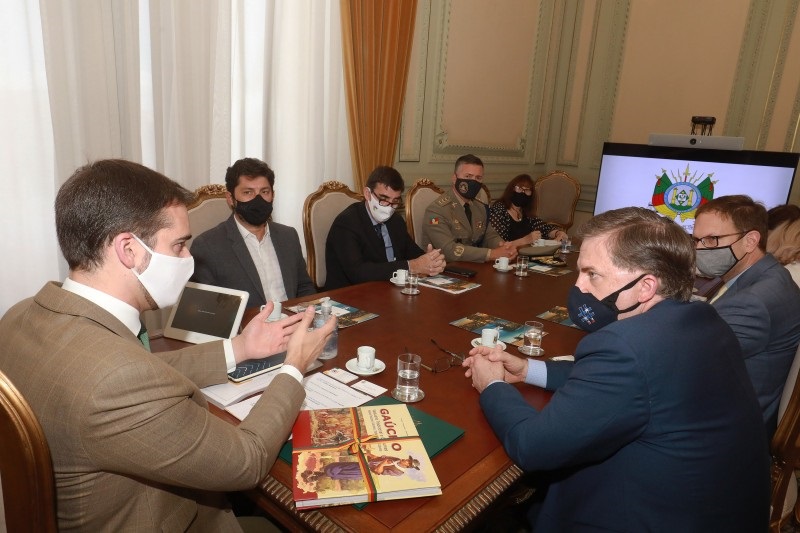 {'nm_midia_inter_thumb1':'https://www.jornaldocomercio.com/_midias/jpg/2021/01/31/206x137/1_leite_embaixador_todd_chapman_iratini_jornal_do_comercio-9241572.jpg', 'id_midia_tipo':'2', 'id_tetag_galer':'', 'id_midia':'6016e48c0a0d5', 'cd_midia':9241572, 'ds_midia_link': 'https://www.jornaldocomercio.com/_midias/jpg/2021/01/31/leite_embaixador_todd_chapman_iratini_jornal_do_comercio-9241572.jpg', 'ds_midia': 'Governador Eduardo Leite - Rio Grande do Sul - recebe o novo embaixador dos EUA no Brasil, Todd C. Chapman - Pal&aacute;cio Piratini - rela&ccedil;&otilde;es internacionais', 'ds_midia_credi': 'ITAMAR AGUIAR/PAL&Aacute;CIO PIRATINI/DIVULGA&Ccedil;&Atilde;O/JC ', 'ds_midia_titlo': 'Governador Eduardo Leite - Rio Grande do Sul - recebe o novo embaixador dos EUA no Brasil, Todd C. Chapman - Pal&aacute;cio Piratini - rela&ccedil;&otilde;es internacionais', 'cd_tetag': '1', 'cd_midia_w': '800', 'cd_midia_h': '533', 'align': 'Left'}