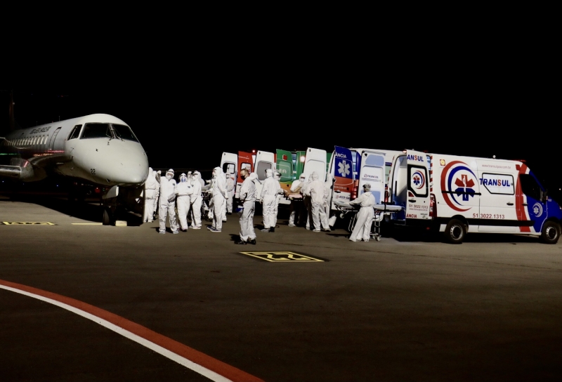 Equipes recepcionaram 14 homens e três mulheres no aeroporto