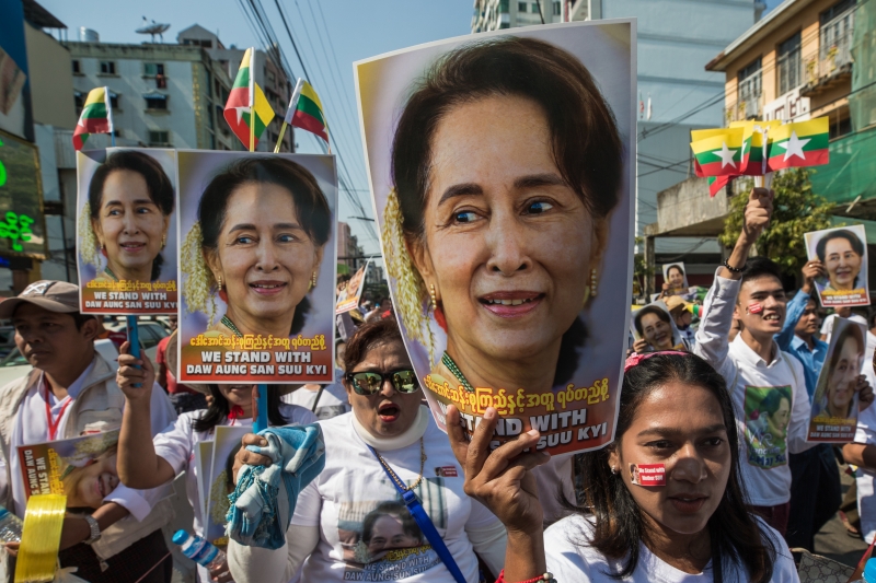 Aung San Suu Kyi foi processada por violar lei de telecomunicações e 'incitar a desordem pública'