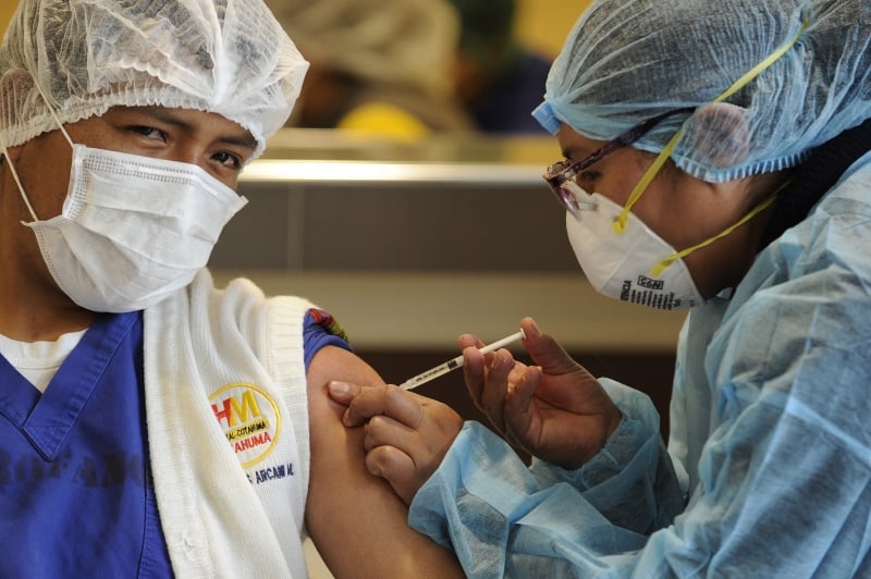 N&uacute;mero de doses administradas j&aacute; superou as 103 milh&otilde;es de infec&ccedil;&otilde;es registradas globalmente