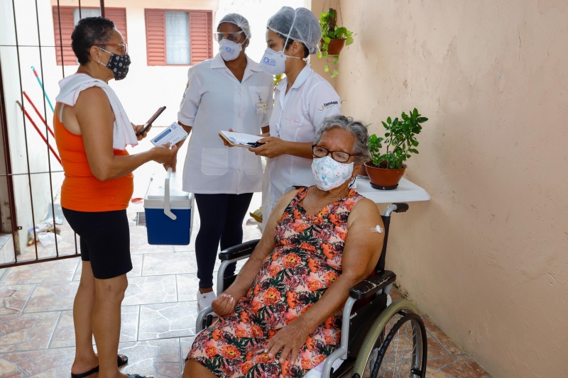 A mobilização conta com 40 profissionais para vacinar idosos em casa e lares de permanência 