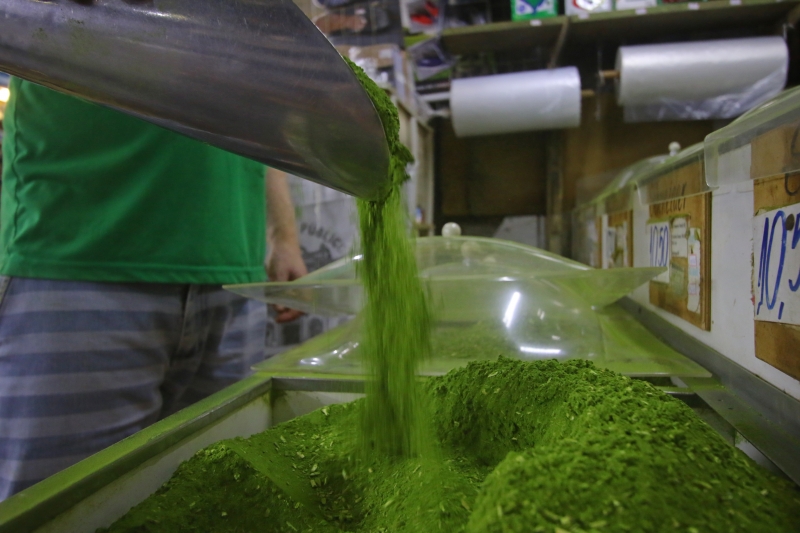 fotos de erva-mate a granel no mercado público