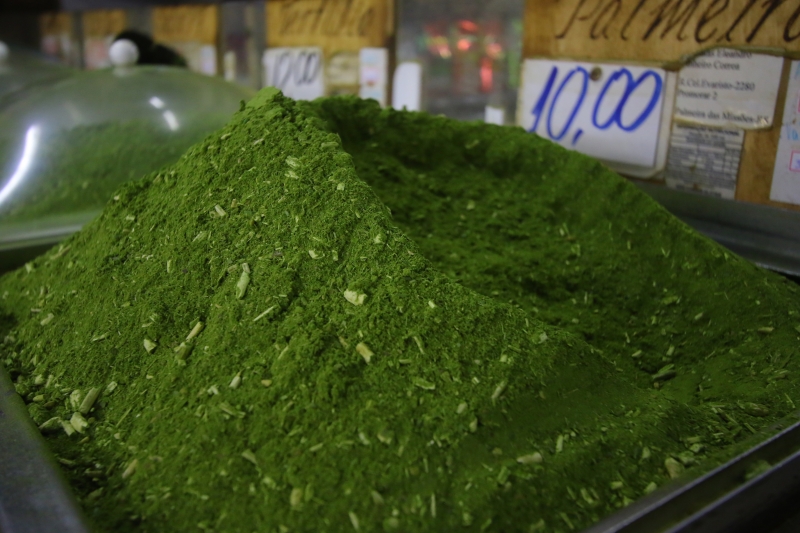 Mercado Público de Porto Alegre mantém a tradição de vender erva a granel