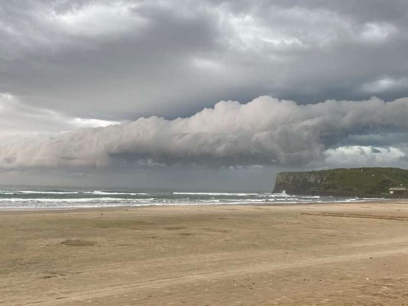 Nuvens carregadas na Praia da Cal, em Torres, indicam que o ciclone pode estar próximo