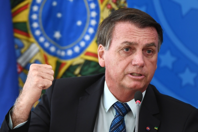 Bolsonaro sugeriu que população tem que pedir (auxílio) 'para quem determinou o 'Fica em Casa'