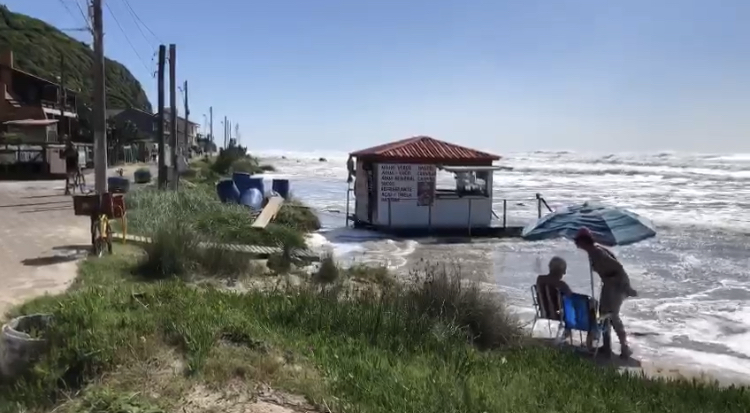 Veranistas não se intimidaram e instalaram cadeiras sobre a água para aproveitar o sol da manhã