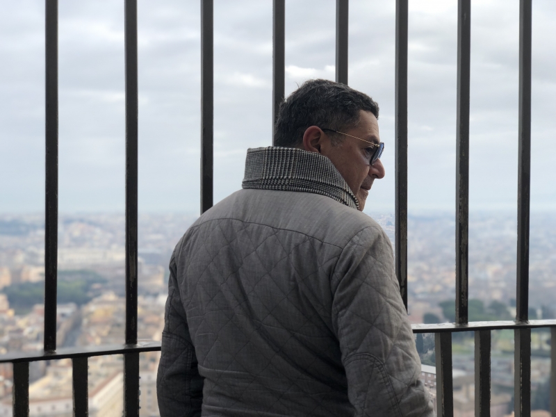 Livro 'Sombras de agosto' traz trama eletrizante com caça a um assassino em série que ataca mulheres no Centro Histórico de POA