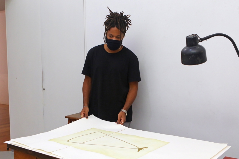 Artista carioca apresenta a gravura feita no atelier da FIC (um colar com um revólver como pingente)