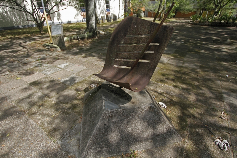 Escultura e praça em homenagem ao escritor em frente ao Instituto de Letras no Campus do Vale da Ufrgs