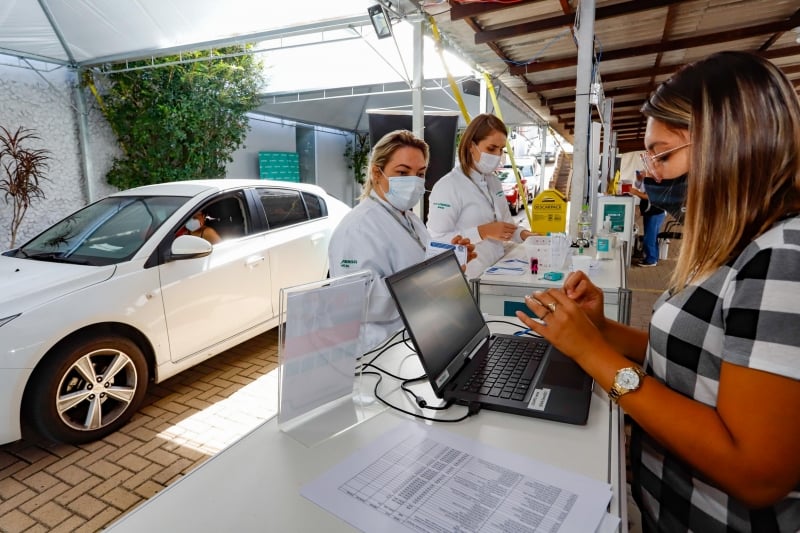 Imunização de profissionais registrados será feita nas sedes de cinco entidades 