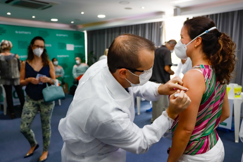 Segundo a Anvisa, seria a existência de duas categorias de vacinas no Brasil