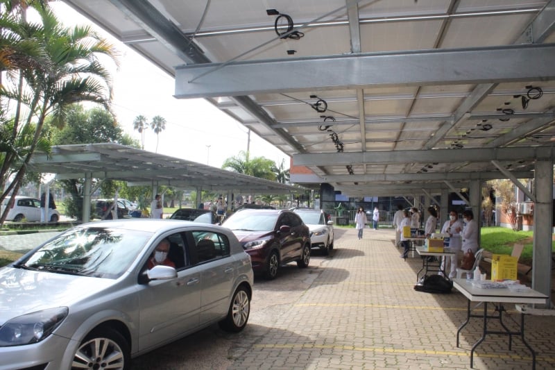 {'nm_midia_inter_thumb1':'https://www.jornaldocomercio.com/_midias/jpg/2021/02/06/206x137/1_5649a5a5_b4b8_4f7c_8ee8_c47d4331e014__1_-9246448.jpeg', 'id_midia_tipo':'2', 'id_tetag_galer':'', 'id_midia':'601f43abecf18', 'cd_midia':9246448, 'ds_midia_link': 'https://www.jornaldocomercio.com/_midias/jpg/2021/02/06/5649a5a5_b4b8_4f7c_8ee8_c47d4331e014__1_-9246448.jpeg', 'ds_midia': 'Vacina&ccedil;&atilde;o Covid-19 - mutir&atilde;o entidades de categorias de sa&uacute;de - Amrigs - drive=thru', 'ds_midia_credi': 'MARCELO MATUSIAK/DIVULGA&Ccedil;&Atilde;O/JC', 'ds_midia_titlo': 'Vacina&ccedil;&atilde;o Covid-19 - mutir&atilde;o entidades de categorias de sa&uacute;de - Amrigs - drive=thru', 'cd_tetag': '1', 'cd_midia_w': '800', 'cd_midia_h': '533', 'align': 'Left'}