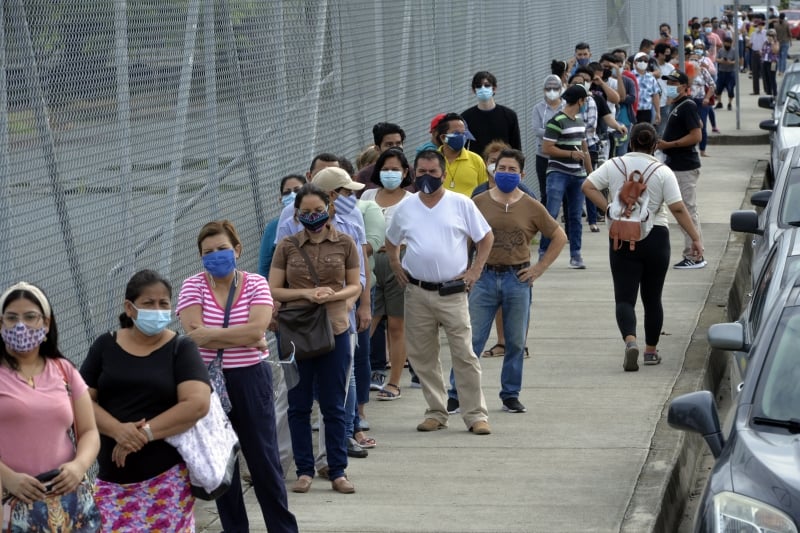 Vários centros de votação registraram filas neste domingo