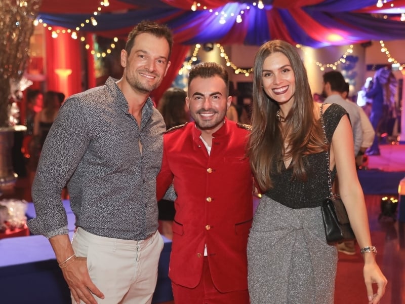  O aniversariante Paulinho Linhares entre Ricardo Glimm e Gabriela Markus