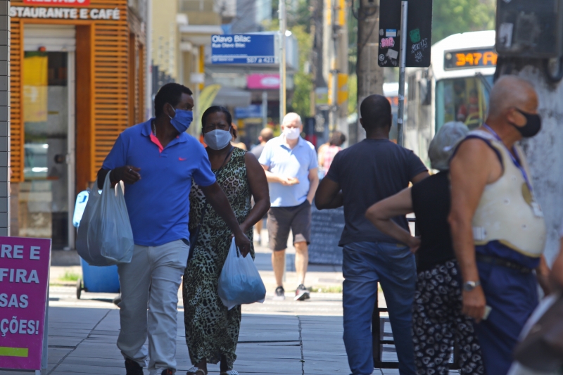  Máscaras não precisam mais ser usadas em ambientes abertos públicos e privados da Capital