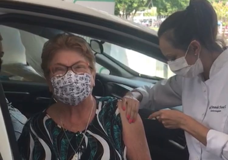 {'nm_midia_inter_thumb1':'https://www.jornaldocomercio.com/_midias/jpg/2021/02/10/206x137/1_4ab65026_50ea_4d25_a134_ea7851502c73-9248277.jpeg', 'id_midia_tipo':'2', 'id_tetag_galer':'', 'id_midia':'6023f5db555c5', 'cd_midia':9248277, 'ds_midia_link': 'https://www.jornaldocomercio.com/_midias/jpg/2021/02/10/4ab65026_50ea_4d25_a134_ea7851502c73-9248277.jpeg', 'ds_midia': 'Vacinação de idosos em Porto Alegre - drive-thru no Simers - saúde - imunização - Iracema Antunes ', 'ds_midia_credi': 'ROBERTA MELLO/ESPECIAL/JC', 'ds_midia_titlo': 'Vacinação de idosos em Porto Alegre - drive-thru no Simers - saúde - imunização - Iracema Antunes ', 'cd_tetag': '1', 'cd_midia_w': '750', 'cd_midia_h': '527', 'align': 'Left'}