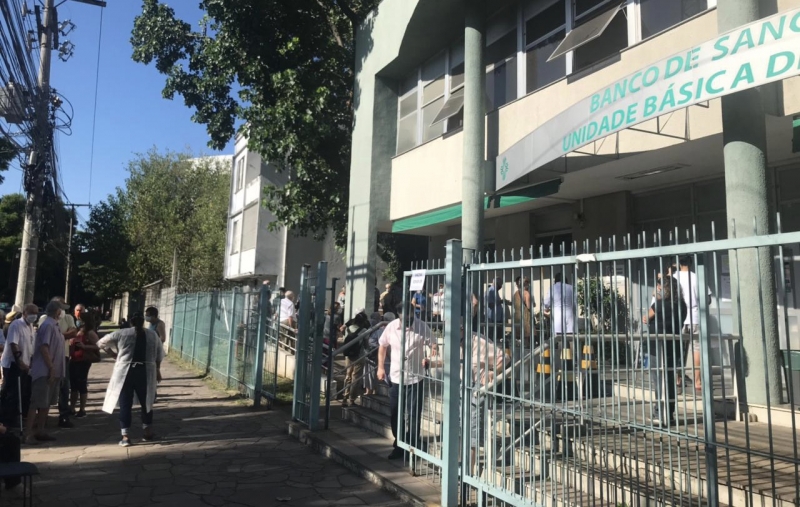 Em pouco mais de uma hora, mais de 200 idosos foram vacinados no posto Santa Cecília 