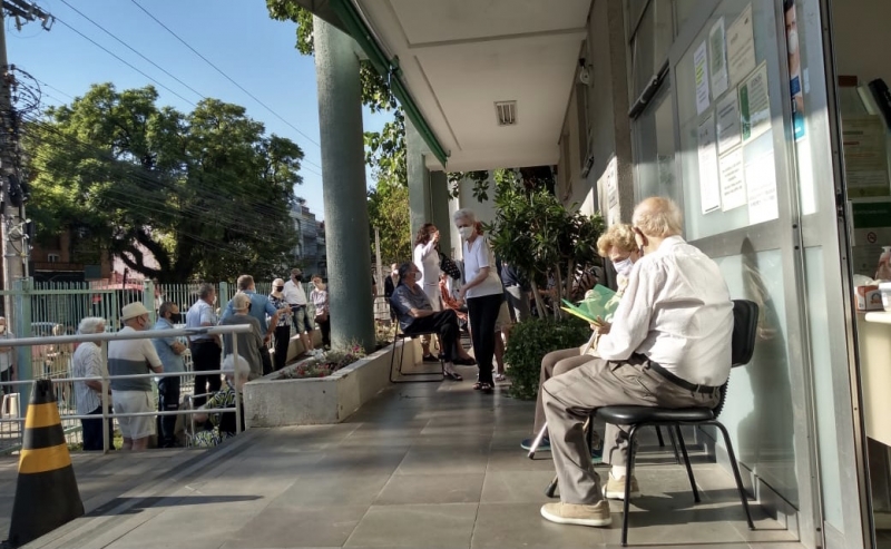 Idosos com 90 anos ou mais fazem fila no posto Santa Cecília desde o começo da manhã