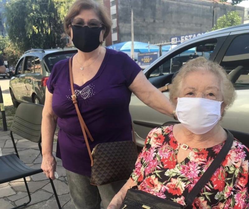 {'nm_midia_inter_thumb1':'https://www.jornaldocomercio.com/_midias/jpg/2021/02/10/206x137/1_f4232d60_21b6_4af0_bf50_647ad4bbc0fa-9248208.jpeg', 'id_midia_tipo':'2', 'id_tetag_galer':'', 'id_midia':'6023d98406031', 'cd_midia':9248208, 'ds_midia_link': 'https://www.jornaldocomercio.com/_midias/jpg/2021/02/10/f4232d60_21b6_4af0_bf50_647ad4bbc0fa-9248208.jpeg', 'ds_midia': 'Vacinação de idosos em porto Alegre - unidade de saúde (posto) Santa Cecília - Silvéria Chagas Soll, acompanhada da filha Sulani - aguarda a vez para receber a vacina - porto alegre', 'ds_midia_credi': 'ROBERTA MELLO/ESPECIAL/JC', 'ds_midia_titlo': 'Vacinação de idosos em porto Alegre - unidade de saúde (posto) Santa Cecília - Silvéria Chagas Soll, acompanhada da filha Sulani - aguarda a vez para receber a vacina - porto alegre', 'cd_tetag': '1', 'cd_midia_w': '800', 'cd_midia_h': '670', 'align': 'Left'}