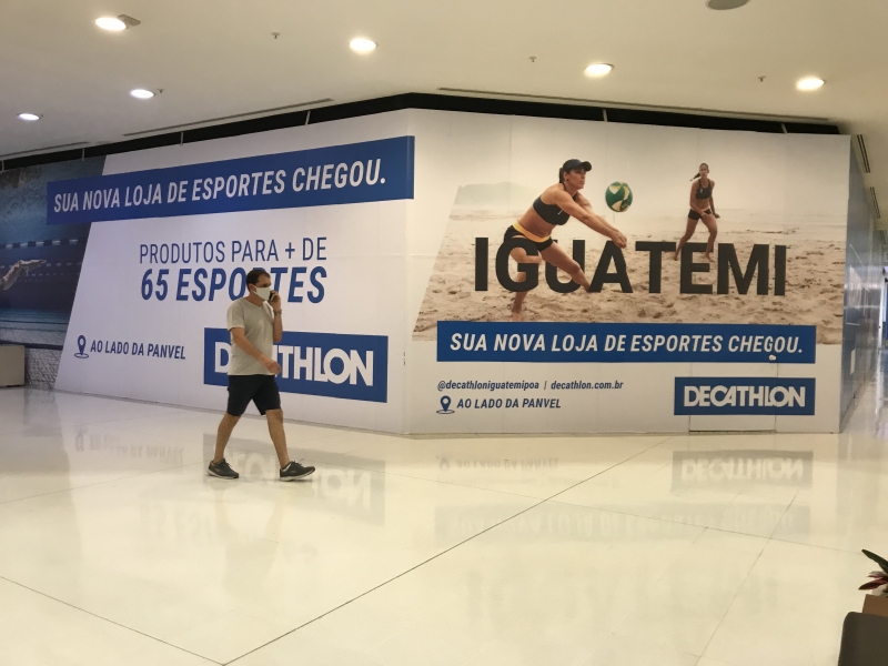 Tapume da rede francesa Decathlon engana quem circula no primeiro piso do shopping
