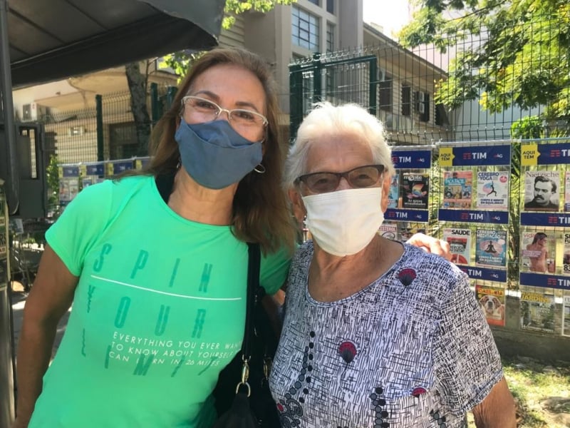 {'nm_midia_inter_thumb1':'https://www.jornaldocomercio.com/_midias/jpg/2021/02/10/206x137/1_whatsapp_image_2021_02_10_at_12_14_48-9248283.jpeg', 'id_midia_tipo':'2', 'id_tetag_galer':'', 'id_midia':'6023f81e259ed', 'cd_midia':9248283, 'ds_midia_link': 'https://www.jornaldocomercio.com/_midias/jpg/2021/02/10/whatsapp_image_2021_02_10_at_12_14_48-9248283.jpeg', 'ds_midia': 'Graça Lemos e a mãe Maria Guiomar de Assis, de 98 anos, recém-vacinada', 'ds_midia_credi': 'ROBERTA MELLO/ESPECIAL/JC', 'ds_midia_titlo': 'Graça Lemos e a mãe Maria Guiomar de Assis, de 98 anos, recém-vacinada', 'cd_tetag': '1', 'cd_midia_w': '800', 'cd_midia_h': '600', 'align': 'Left'}