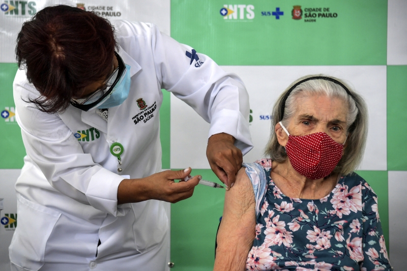 Total de vacinados no Brasil representa 2,69% da população acima de 18 anos