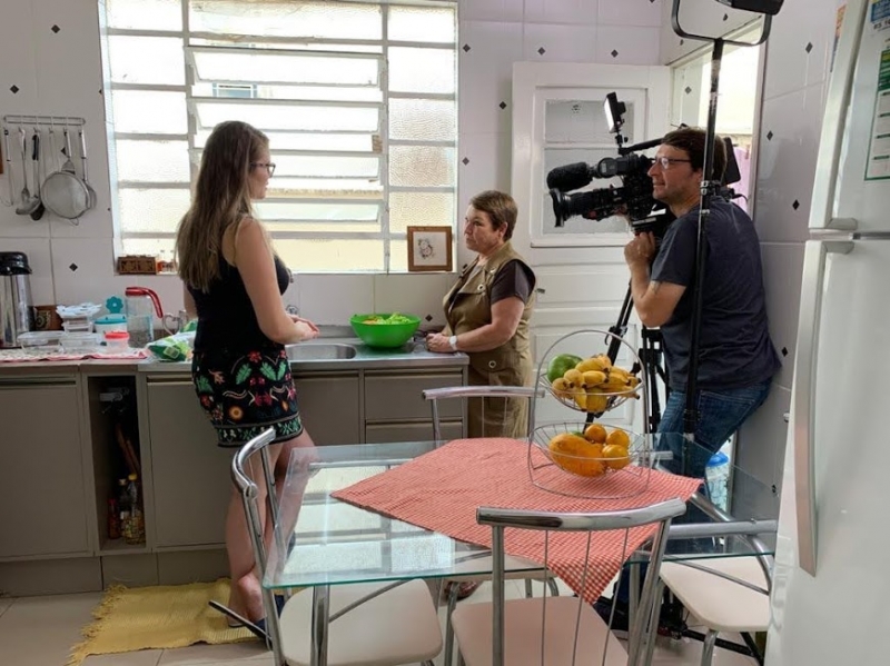 Isabela Assumpção mostra escolhas saudáveis na mesa de famílias brasileiras
