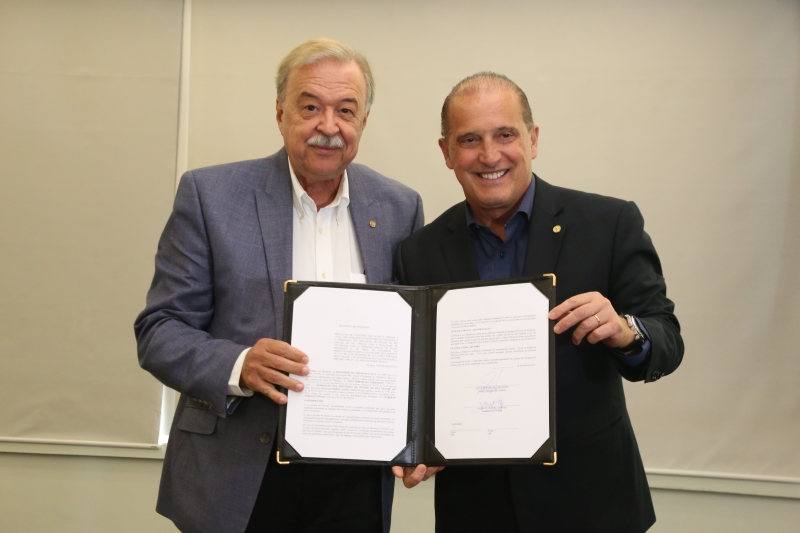Acordo foi assinado por Gilberto Petry (e) o ministro Onyx Lorenzoni (d)