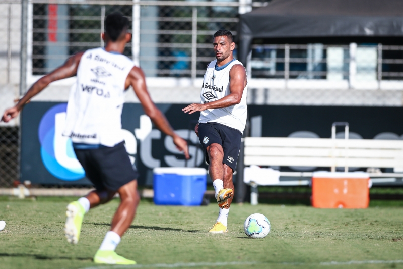 Após cumprir suspensão, Diego Souza volta ao time tricolor neste domingo