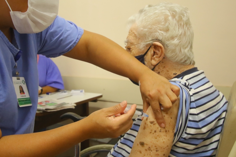 Idosos poderão se vacinar em 21 unidades de saúde e em dois drive-thrus disponibilizados