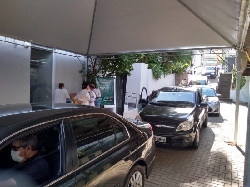 Drive-trhu no Simers começou a atender ás 8h sem muita fila; primeiro a receber dose tinha 87 anos