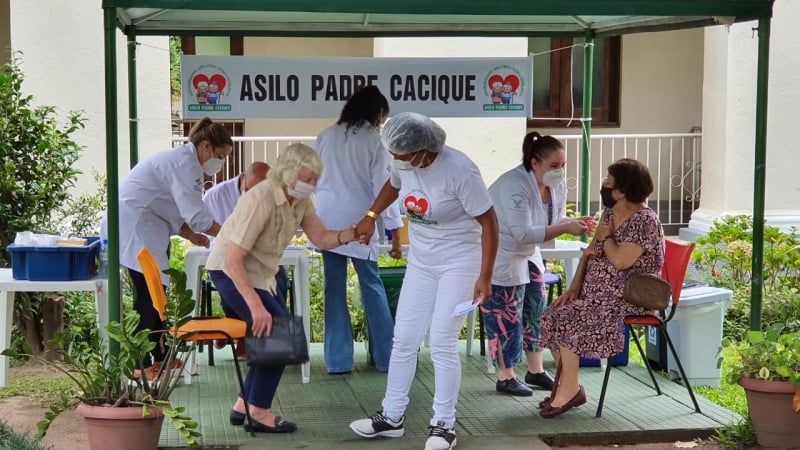 Idosos que moram no local, funcionários e voluntários que atuam na casa receberam a imunização