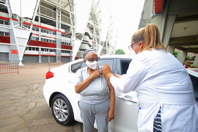 No complexo do Beira-Rio, mais de 500 idosos foram vacinados no drive-thru, que reabre neste sábado